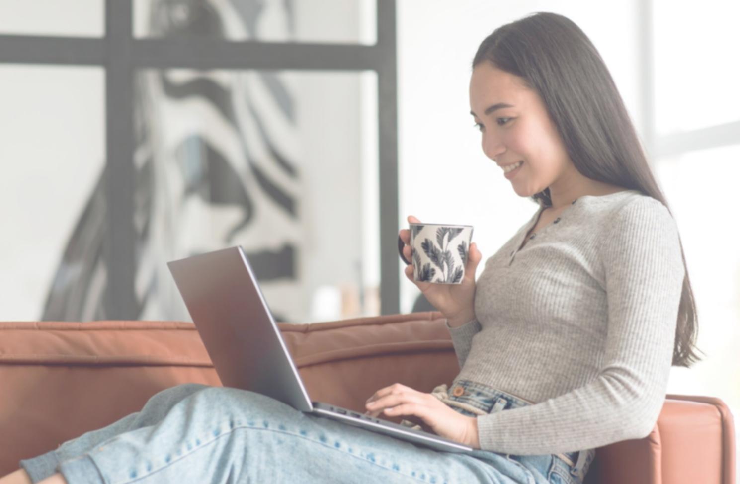 Escritora trabajando en contenido SEO optimizado